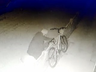 Dinlenir gibi yaptı, bisikleti çaldı
