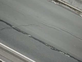 D-100 karayolu Avcılar yan yolda çatlaklar oluştu