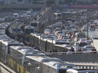 İstanbul'da metrobüs araç ve sefer sayısı artırıldı