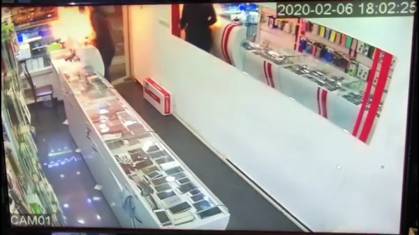 Tamir etmek istediği telefon elinde alev aldı #1