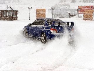 Ardahan'da yoğun kar altında drift