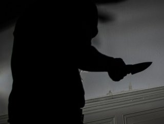Evi yakmasına engel olan babasını öldürdü