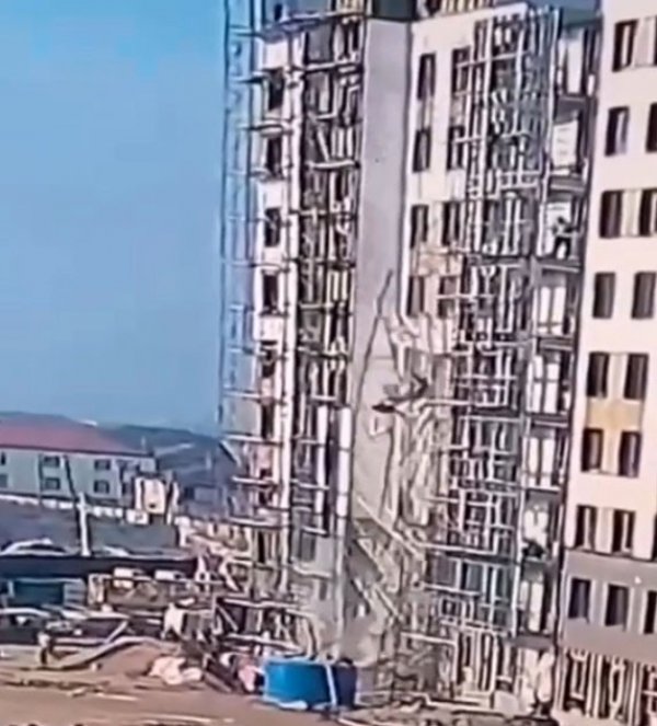 Rusya'da 2 inşaat işçisi 9'uncu kattan yere düştü #1