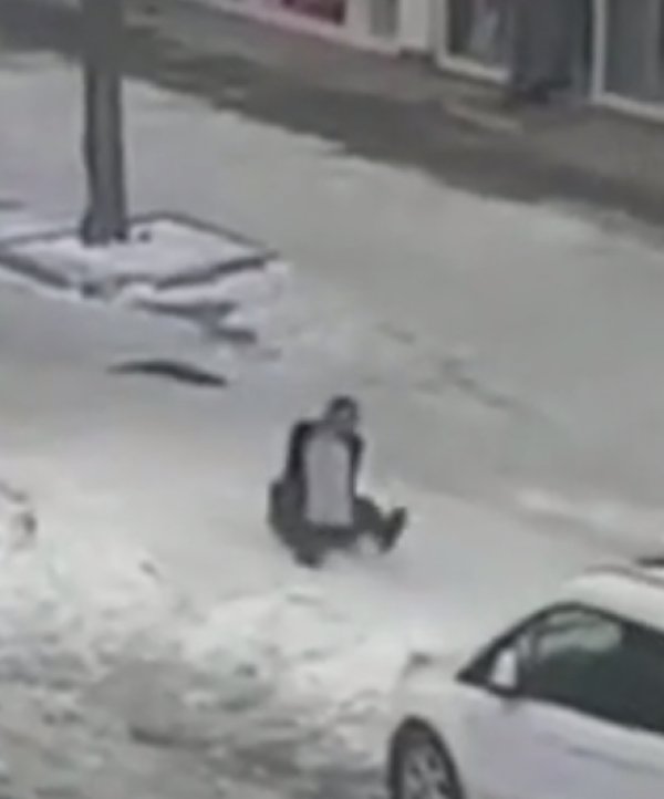 Buz tutan sokaklarda birçok kişi kayarak düştü #1