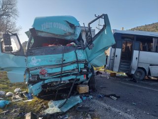 İzmir'de servis aracı ile kamyon çarpıştı: 4 ölü 8 yaralı
