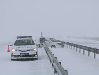 Sivas'ta otomobil bariyerlere saplandı: 1 ölü 3 yaralı