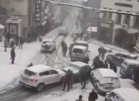 Artvin'de vatandaşın karda kayan araçlara verdiği tepki
