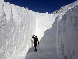 Yüksekova’da 6 metreyi bulan kar