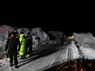 Kayseri’de çığ düşen bölgedeki çalışmalara ara verildi