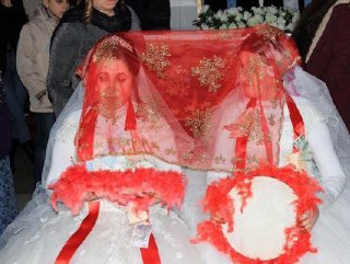 Zihinsel engelli kardeşler için temsili damatsız düğün