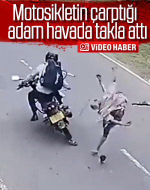 Caddenin ortasında yürüyen adama motosiklet çaptı