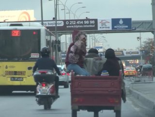 Motosikletle tehlikeli yolculuk