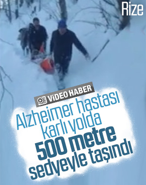 Karla kaplı yolda hastayı sedyeyle taşıdılar