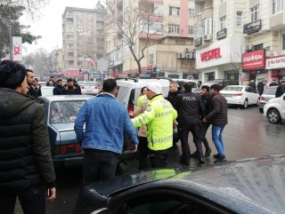 Kendisini uyaran garsona saldırdı