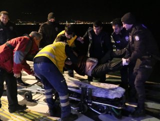 İzmir'de denize düşen yaşlı adamı polis kurtardı