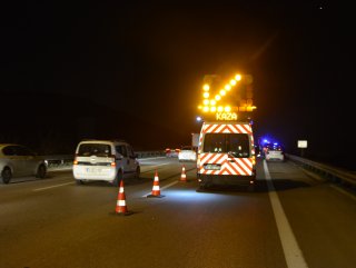 Kamyonete yardım etmek isteyenlere tır çarptı