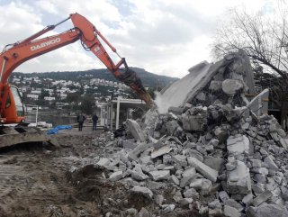 Bodrum’da sahilde bulunan kaçak bina yıkıldı