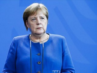Merkel, Almanya'daki saldırı sonrası programını iptal etti