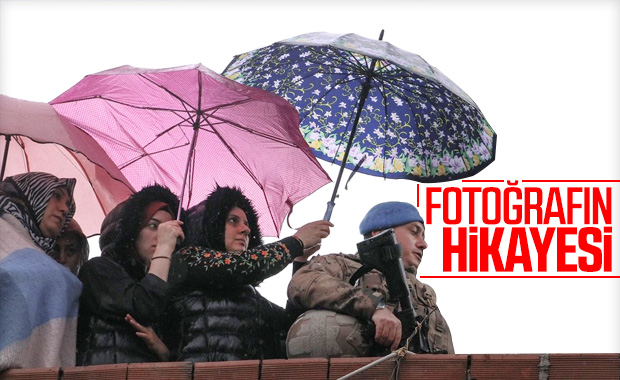 Cenazede askere şemsiye tutan kadın konuştu