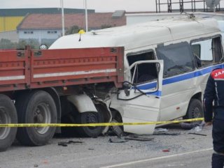 Manisa'da servis midibüsü ve 2 tır çarpıştı: 2 ölü