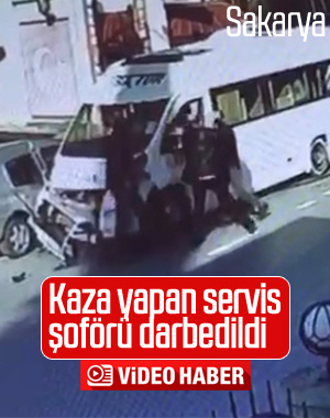 Kaza yapan servis şoförüne tekme ve yumrukla saldırdı
