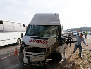 Şanlıurfa'da iki servis aracı çarpıştı: 18 yaralı