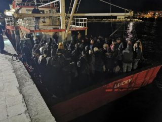 İzmir'de balıkçı teknesinde 125 göçmen yakalandı