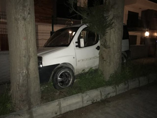 Otomobil, ağaçla duvar arasına sıkıştı