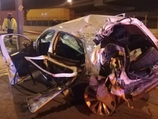 İzmir’de otomobil direğe çarptı: 4 yaralı