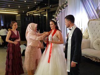 Düğüne gelen davetlilere dezenfektan tuttular