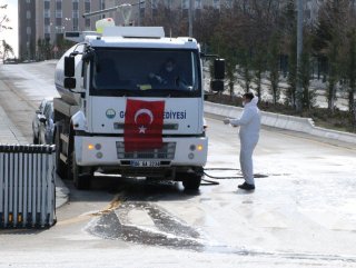 Karantina alanına giren araçlar dezenfekte ediliyor