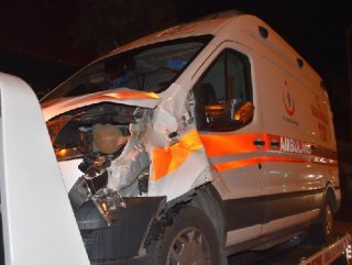 İzmir'de ambulans yayalara çarptı: 2 ölü