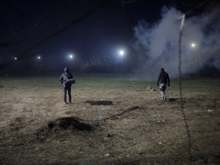Yunanistan sınır kapısını savaş alanına çevirdi