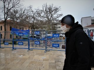 Uyarılar dinlenmeyince, polis meydanı barikatla kapattı