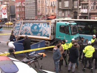 Beyoğlu'nda genç çöp arabasının altında kaldı
