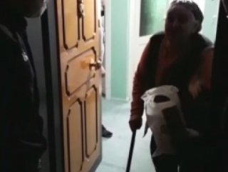 Malzemelerinin geldiğini gören Türkün Teyze gözyaşlarını tutamadı