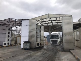 Tırlar yurda dezenfekte edildikten sonra alınıyor