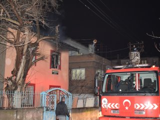 Babasına kızıp evi ateşe verdi