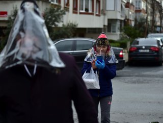 Kafalarına şeffaf çanta geçiren çift