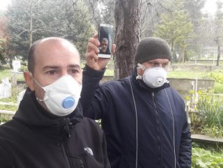 Babasının cenaze törenini telefondan izleyebildi