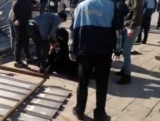 Esenler'de uçan çatı, yoldan geçen kadının üzerine düştü