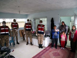 Annesine jandarmanın yardımıyla doğum günü sürprizi yaptı