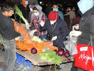 Vatandaşlar gece yarısı pazara akın etti