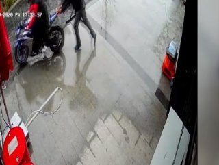 Beylikdüzü'ndeki motosiklet hırsızlığı kameraya yansıdı