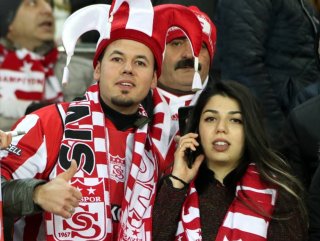 Sivas'ta motosiklet bariyerlere çarptı: 1 ölü, 1 yaralı