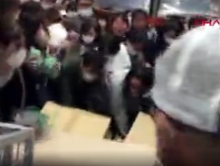 Japonya'da maske izdihamı kamerada
