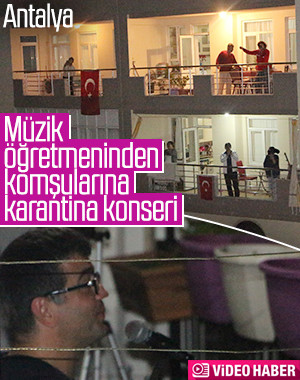 Müzik öğretmeni, mahalleliyi türkü ve marşlarla coşturdu