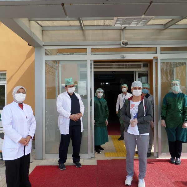 Samsun'da koronavirüsü atlatan hemşire taburcu oldu