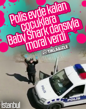 Polis otosundan şarkıyı çalıp dans etti