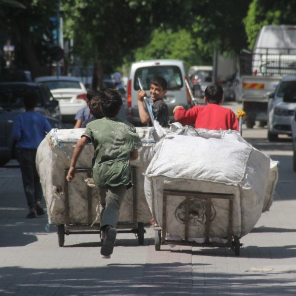 Adana'da çocuklar kağıt toplamaya devam ediyor
